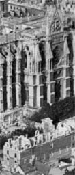 Photo aérienne des maisons près de la cathedrale de Reims emmergeant des ruines
   de la ville après les bombardements en 14-18 WW1