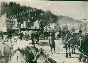 Soldats et chevaux dans les ruines de Clermont-en-Argonne en avril 1916
