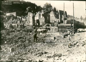 soldat dans les ruines de Clermont-en-Argonne en avril 1916