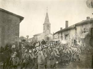 Brocourt, la troupe qui circule en 14-18 ww1 dans le village créé un embouteillage.