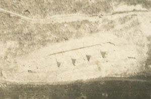 Photo aérienne d'une constructions semi enterrée au nord-est du fort de Douaumont à la lisière du bois d'Hardaumont pendant la guerre de 1914-1918