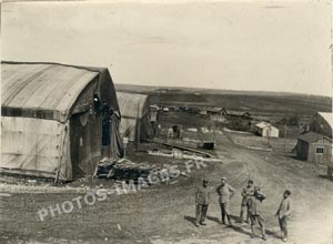 Photo de 5 hommes entre les tentes du terrain d'aviation d'Ippécourt