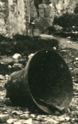 Une des cloches par terre de l'église bombardée de Vaubécourt pendant la guerre de 1914-1918 ww1