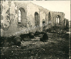 Les 3 cloches posées sur le sol de l'église à la nef détruite de Vaubécourt en 14-18 ww1