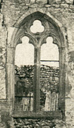 A l'arrière de l'église, photo en 14-18 ww1 d'une fenêtre haute