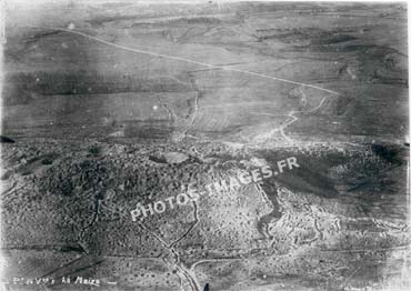 Photo aérienne en vue oblique de 1917 sur la butte de Vauquois ravagée par les mines