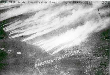 Photo aérienne d'un lâcher de gaz à Armancourt en 14-18 ww1