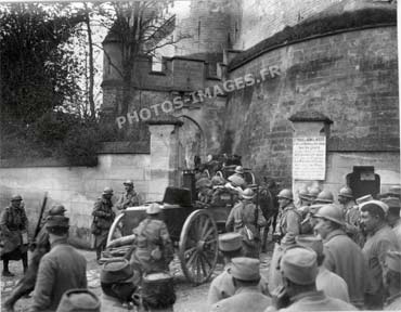 Photo de la troupe entrant dans le château de Pierrefonds pendant la guerre de 1914-1918