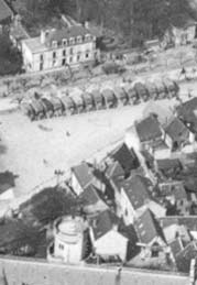 Photo aérienne de la place du château de Pierrefonds pendant la guerre de 1914-1918