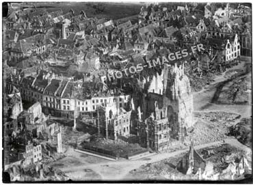 Photo aérienne d'Arras bombardée pendant la guerre de 1914-1918