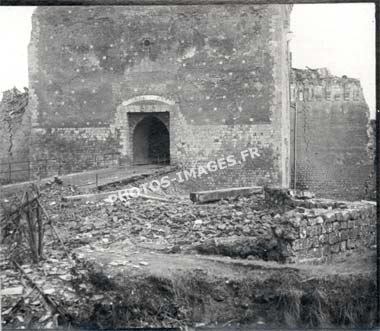 Entrée du fort de Ham, Somme 14-18 ww1, après l'explosion d'une mine boche en 1917