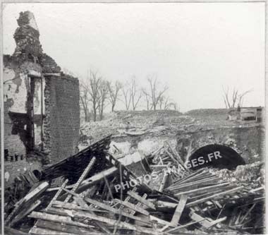 Vue de la cour intérieure du fort de Ham, Somme 14-18 ww1, et ses batiments explosés au départ de l'occupant allemand en 1917