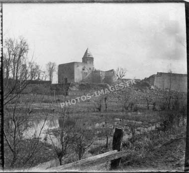 Le fort de Ham en ruine après avoir été explosé par les Allemands en retraite en 1917