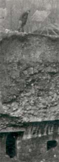 Un personnage sur une partie du pan de mur déplacé par l'explosion du fort de Ham, Somme 14-18 ww1