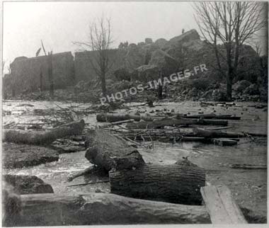 La grosse tour du fort de Ham explosée pendant la guerre de 14-18 ww1 en 1917