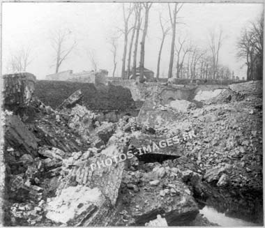 Les restes de la grosse tour du fort de Ham, Somme 14-18 ww1, détruite à l'explosif en 1917