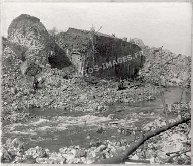 Un pan de la muraille déplacé par l'explosion du fort de Ham, Somme 14-18 ww1, en 1917