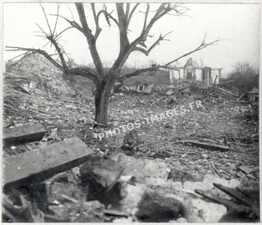 Fort de Ham, Somme 14-18 ww1, la cour intérieure du fort et son arbre debout après la destruction en 1917