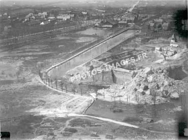 Photo aérienne de la ville de Ham
   avec son canal et le fort dynamité à l'explosif par les Allemands à leur départ