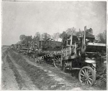 Photo d'un amoncellement d'engins agricoles entassés comme pour servir de barrière à Ham pendant la guerre de 1914-1918 WW1