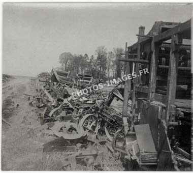 Moissonneuse-batteuse et autres engins agricoles en défense devant Ham en 14-18, Somme ww1