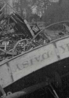 Détail de la photos des engins agricoles amoncelés à Ham en 14-18 ww1, Somme