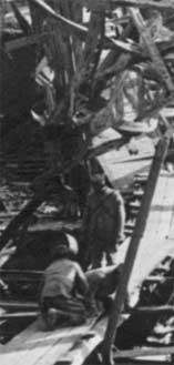 3 soldats en 14-18 ww1 sur le pont détruit installent une passerelle