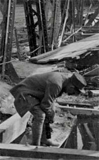 Photo du soldat qui inspecte le pont après sa destruction en 14-18 ww1