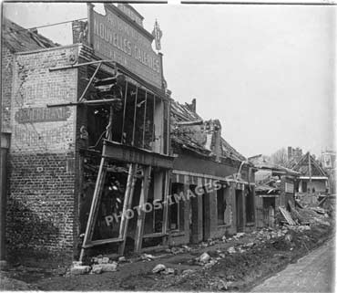 Photo du magasin de Nouvelles galeries en 14-18 ww1 ruiné par les bombardements sur Ham