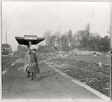 Photo des ruines de la gare de Noyon pendant la guerre 1914-1918 ww1