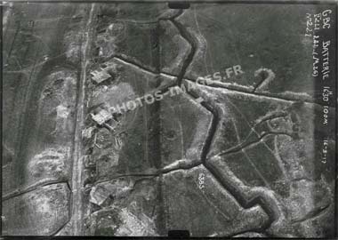 Photo aérienne d'une batterie et ses tranchées d'accès pendant la guerre de 1914-1918