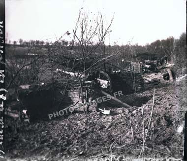 Photo d'une batterie embusquée pendant la guerre de 1914-1918