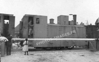 Photo 14-18 d'une locomotive blindée sur un passage à niveau