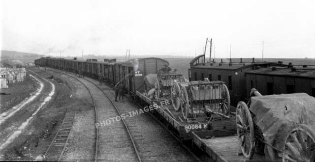 Photo d'un train de marchandises et de transport de canons en 14-18