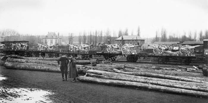 Photo d'un train de plateformes avec des canon en 14-18